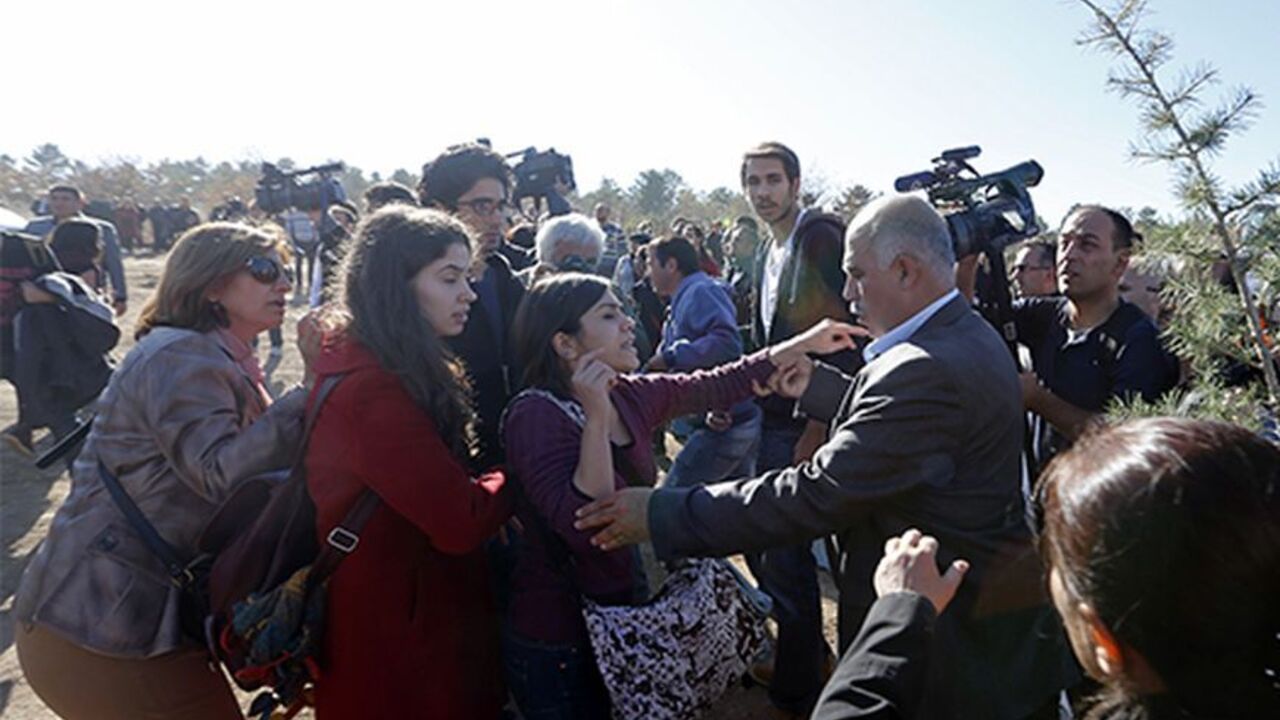 TURKEY/ Protesters argue with municipality workers during a demonstration against reconstruction plans that include a part of the Middle East Technical University campus in Ankara October 21, 2013. The municipality plan, opposed by the students, involves building a road across the Middle East Technical University campus and uprooting a large number of trees in the area. REUTERS/Umit Bektas (TURKEY - Tags: POLITICS CIVIL UNREST EDUCATION) - RTX14IMG