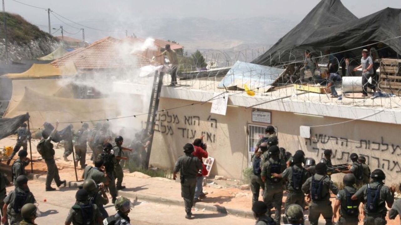 MIDEAST Settlers try to prevent Israeli border police officers from reaching roof during evacuation of northern West Bank settlement of Homesh. Settlers try to prevent Israeli border police officers from reaching the roof of a Yeshiva religious school during the evacuation of the northern West Bank settlement of Homesh, August 23, 2005. Israeli riot police scrambled up ladders and cut their way through barbed wire on Tuesday to get to ultranationalists holed up at a synagogue in the West Bank settlement of Homesh