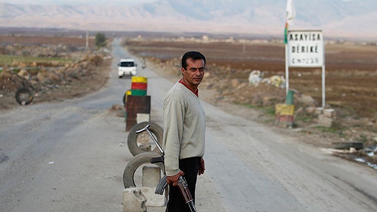 SYRIA-CRISIS/ A Syrian Kurd Asaish stands at a security checkpoint at Derik in Al-Hasakah October 31, 2012. Picture taken October 31, 2012. REUTERS/Thaier al-Sudani (SYRIA - Tags: CIVIL UNREST CONFLICT) - RTR39WOM