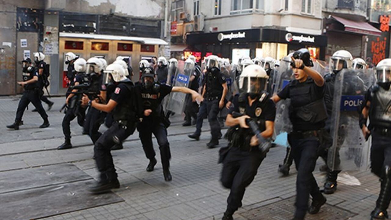 TURKEY-PROTESTS/POLICE Riot police chase demonstrators during a protest in central Istanbul September 10, 2013. Turkish police fired rounds of teargas to disperse a crowd of several hundred demonstrators rallying in central Istanbul on Tuesday against the death of a protester in the southern province of Hatay earlier in the day, witnesses said. REUTERS/Osman Orsal (TURKEY - Tags: POLITICS CIVIL UNREST) - RTX13G62