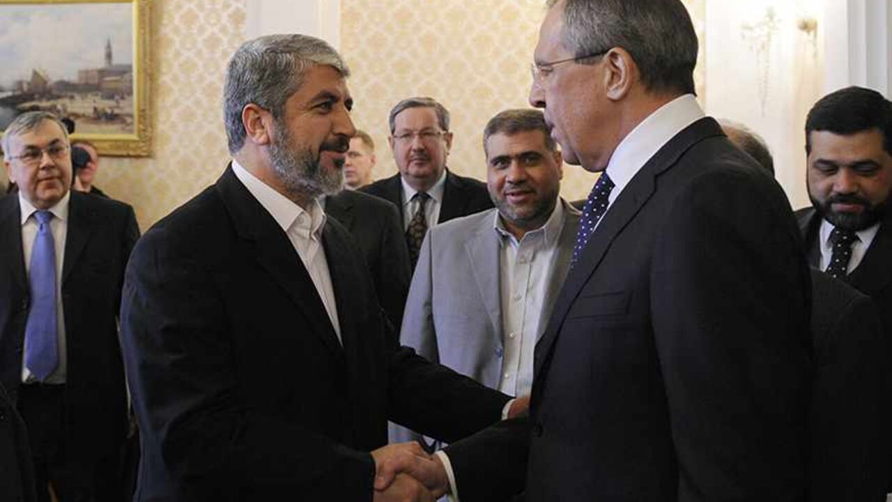 RUSSIA/ Hamas leader Khaled Meshaal (L) shakes hands with Russia's Foreign Minister Sergei Lavrov as they meet in Moscow February 8, 2010. REUTERS/Sergei Karpukhin (RUSSIA - Tags: POLITICS) - RTR29YP3