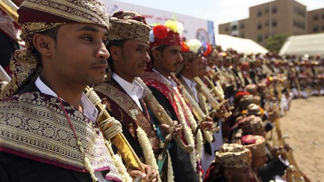 YEMEN/ Grooms, who are members of staff at an institution, wear traditional costumes and carry swords during a mass wedding ceremony in Sanaa, October 3, 2013. The ceremony was organized by the institution for 300 members of its staff. REUTERS/Mohamed al-Sayaghi (YEMEN - Tags: SOCIETY EDUCATION) - RTR3FK4O