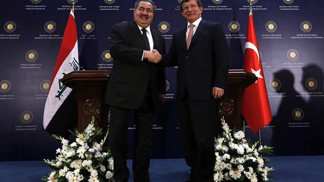 TURKEY-IRAQ/ Turkey's Foreign Minister Ahmet Davutoglu (R) shakes hands with his Iraqi counterpart Hoshiyar Zebari after a news conference in Ankara October 25, 2013. REUTERS/Umit Bektas (TURKEY - Tags: POLITICS) - RTX14NP6
