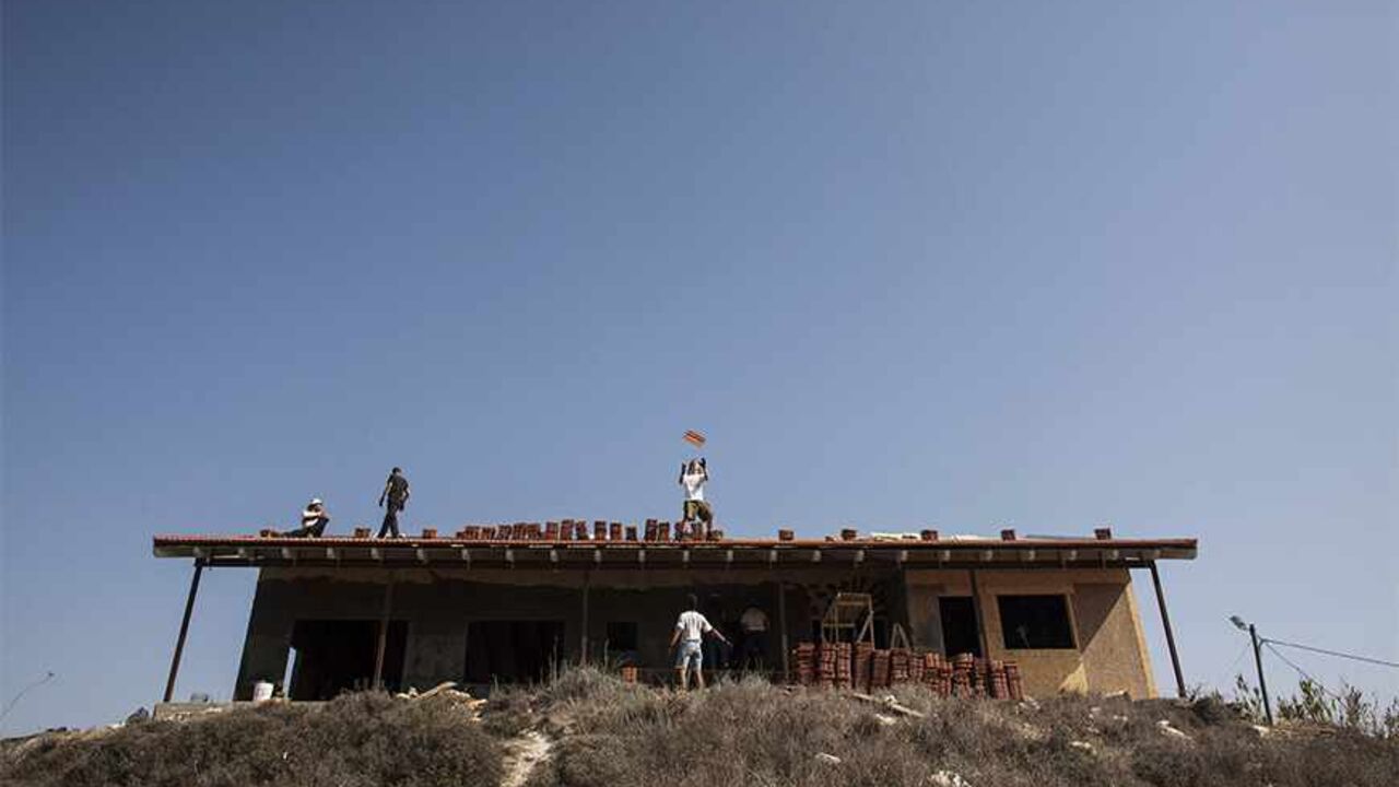 PALESTINIANS-ISRAEL/KERRY Men work on the roof of a house under construction in the unauthorised Jewish settler outpost of Havat Gilad, south of the West Bank city of Nablus November 5, 2013. Israeli and Palestinian officials said on Tuesday the three-month-old peace talks pressed on them by Washington are going nowhere, painting a grim picture for a visit this week by U.S. Secretary of State John Kerry. Both sides have been airing their frustration over a lack of progress in the U.S.-brokered talks aimed at resolving core issues su