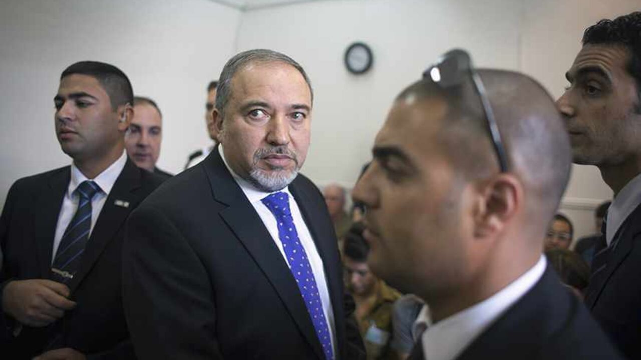ISRAEL-POLITICS/LIEBERMAN-CABINET Former Israeli Foreign Minister Avigdor Lieberman (2nd L) waits to hear the verdict in the corruption charges against him at the Magistrate Court in Jerusalem November 6, 2013. Lieberman will return to the cabinet after his acquittal in a corruption trial on Wednesday, Prime Minister Benjamin Netanyahu said. REUTERS/Emil Salman/Pool (JERUSALEM - Tags: POLITICS CRIME LAW) - RTX15212