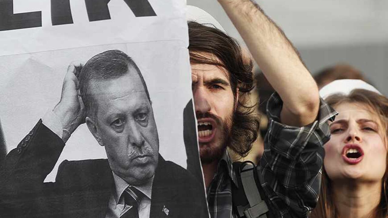 TURKEY-PROTESTS/ University students shout anti-government slogans during a protest against Turkey's High Education Board in Istanbul November 6, 2013. REUTERS/Osman Orsal (TURKEY - Tags: CIVIL UNREST POLITICS EDUCATION) - RTX152F8