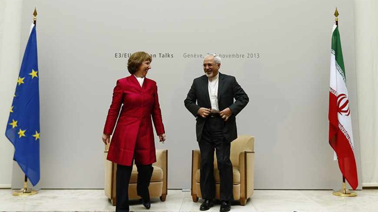 IRAN-NUCLEAR/ European Union foreign policy chief Catherine Ashton (L) leaves with Iranian Foreign Minister Mohammad Javad Zarif after a photo opportunity before the start of two days of closed-door nuclear talks at the United Nations European headquarters in Geneva November 7, 2013. REUTERS/Denis Balibouse (SWITZERLAND - Tags: POLITICS) - RTX153PA