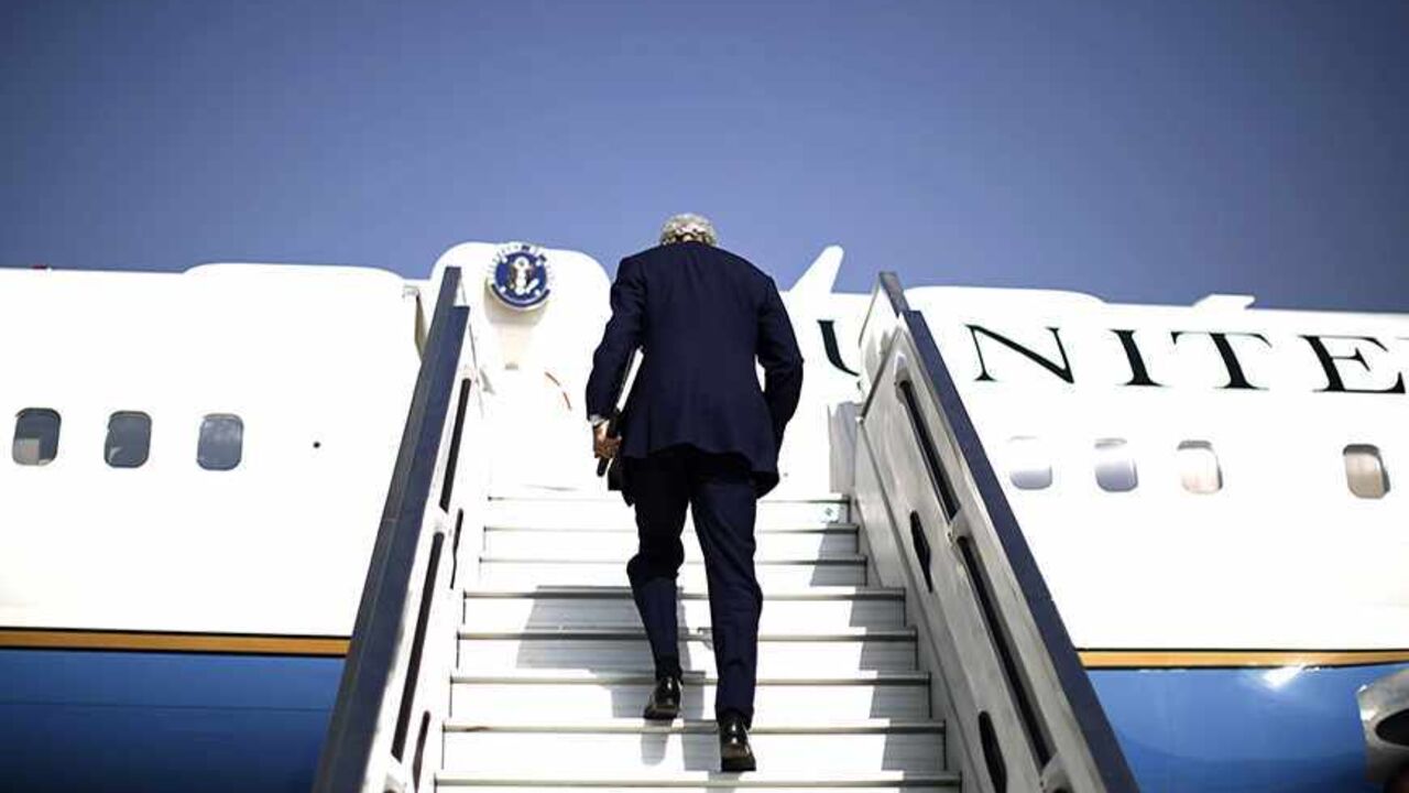 MIDEAST-KERRY/ U.S. Secretary of State John Kerry steps aboard his aircraft en route to Geneva, after holding private talks with Israeli Prime Minister Benjamin Netanyahu in Tel Aviv November 8, 2013. REUTERS/Jason Reed (ISRAEL - Tags: POLITICS TPX IMAGES OF THE DAY) - RTX1553K