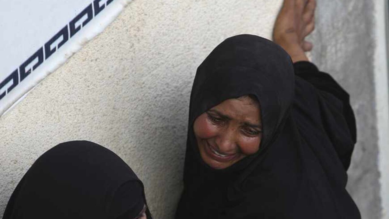 IRAQ-VIOLENCE/ Women mourn during a funeral of a victim killed in a bomb attack, in Najaf, 160 km (100 miles) south of Baghdad, November 14, 2013. A suicide bomber blew himself up during a Shi'ite Muslim religious ritual in the eastern Iraqi city of al-Sadiya on Thursday, killing at least 35 people and wounding 75, a senior official and security sources said. No group immediately claimed responsibility for the attack, which came on the day of Ashura, a holy ritual when Shi'ites commemorate the death of Imam Hussein, a gra
