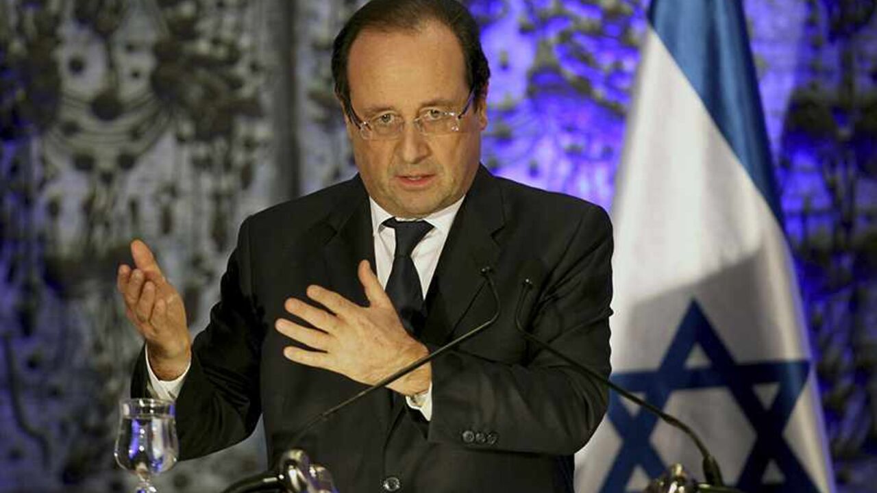 ISRAEL-USA/KERRY France's President Francois Hollande delivers a statement to the media at the residence of Israel's President Shimon Peres in Jerusalem November 17, 2013. Hollande assured Israel on Sunday that France would continue to oppose an easing of economic sanctions against Iran until it was convinced Tehran had ended a pursuit of nuclear weapons. REUTERS/Abir Sultan/Pool (JERUSALEM - Tags: POLITICS) - RTX15H77