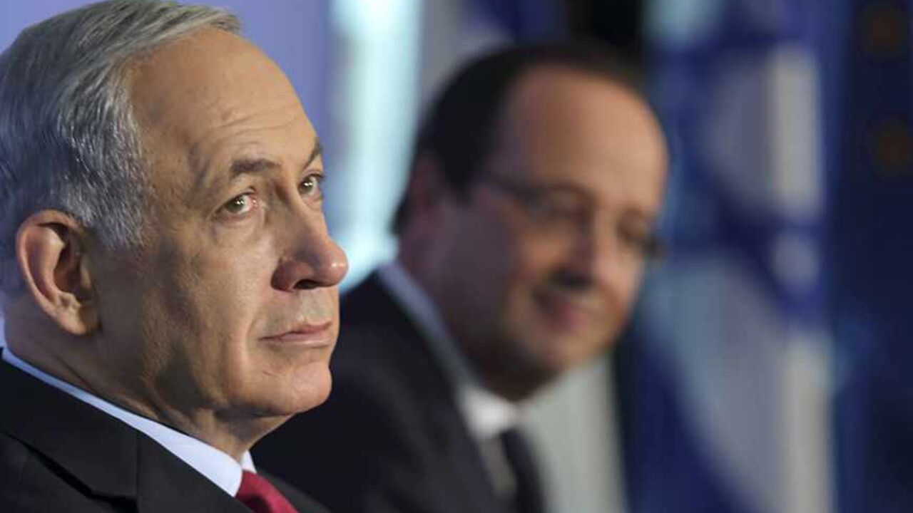 ISRAEL-FRANCE/ French President Francois Hollande and Israel's Prime Minister Benjamin Netanyahu (L) listen to speeches during the second edition of the Israel-France innovation day in Tel Aviv, November 19, 2013. REUTERS/Philippe Wojazer (ISRAEL - Tags: POLITICS) - RTX15JYG