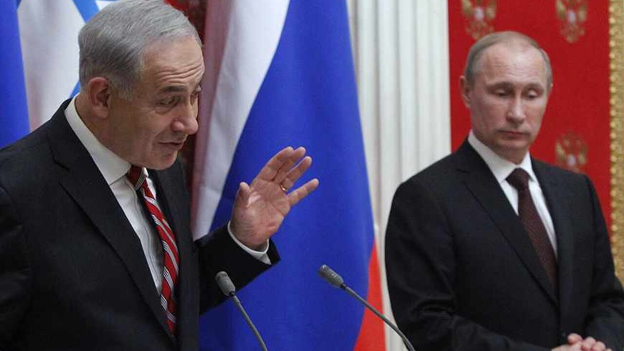 IRAN-NUCLEAR-PUTIN Russian President Vladimir Putin (R) and Israel's Prime Minister Benjamin Netanyahu take part in a joint news conference in Moscow's Kremlin November 20, 2013. Putin said after talks that both sides hoped a "mutually acceptable resolution" could soon be found over Iran's nuclear ambitions. REUTERS/Maxim Shemetov (RUSSIA - Tags: POLITICS) - RTX15M33