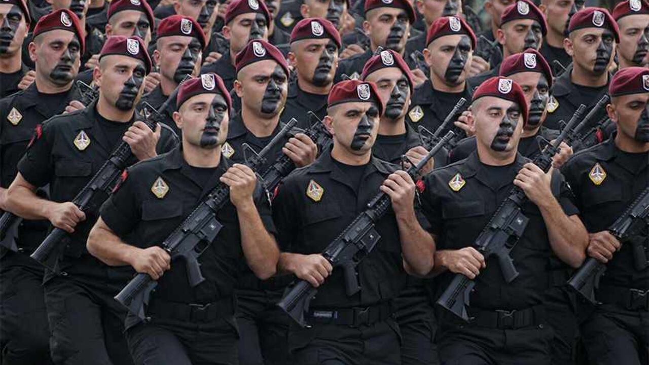 LEBANON/ Lebanese commandos take part in a military parade to celebrate the 70th anniversary of Lebanon's independence in downtown Beirut November 22, 2013. REUTERS/Mohamed Azakir (LEBANON - Tags: ANNIVERSARY POLITICS MILITARY) - RTX15OGS