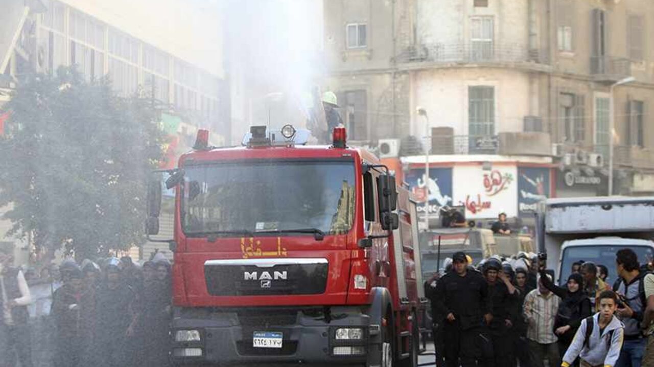EGYPT-PROTESTS/ Riot police fire a water cannon to disperse people protesting against a new law restricting demonstrations, in downtown Cairo November 26, 2013. Egyptian police fired the water cannon to disperse dozens of protesters near the Ministry of Interior on Tuesday after they defied the new law. REUTERS/Amr Abdallah Dalsh (EGYPT - Tags: POLITICS CIVIL UNREST) - RTX15TTL