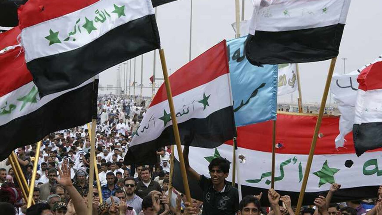 IRAQ-PROTESTS/ Iraqi Sunni Muslims wave the old flags of Iraq during an anti-government demonstration in Falluja, 50 km (31 miles) west of Baghdad May 3, 2013. Tens of thousands of Sunni Muslims poured onto the streets of Ramadi and Falluja in the western province of Anbar following Friday prayers, in their biggest show of strength since the outbreak of protests last year. REUTERS/Mohanned Faisal (IRAQ - Tags: POLITICS RELIGION CIVIL UNREST) - RTXZ987