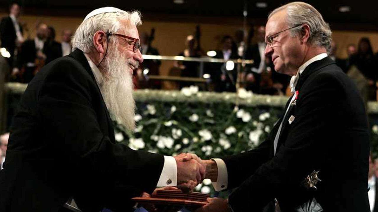 NOBEL WINNERS Nobel laureate Robert J. Aumann of Israel receives the joint 2005 Nobel Prize for Economy from Swedish King Carl Gustaf (R) at the Concert Hall in Stockholm December 10, 2005. SWEDEN OUT REUTERS/Anders Wiklund /Scanpix - RTR1APSD