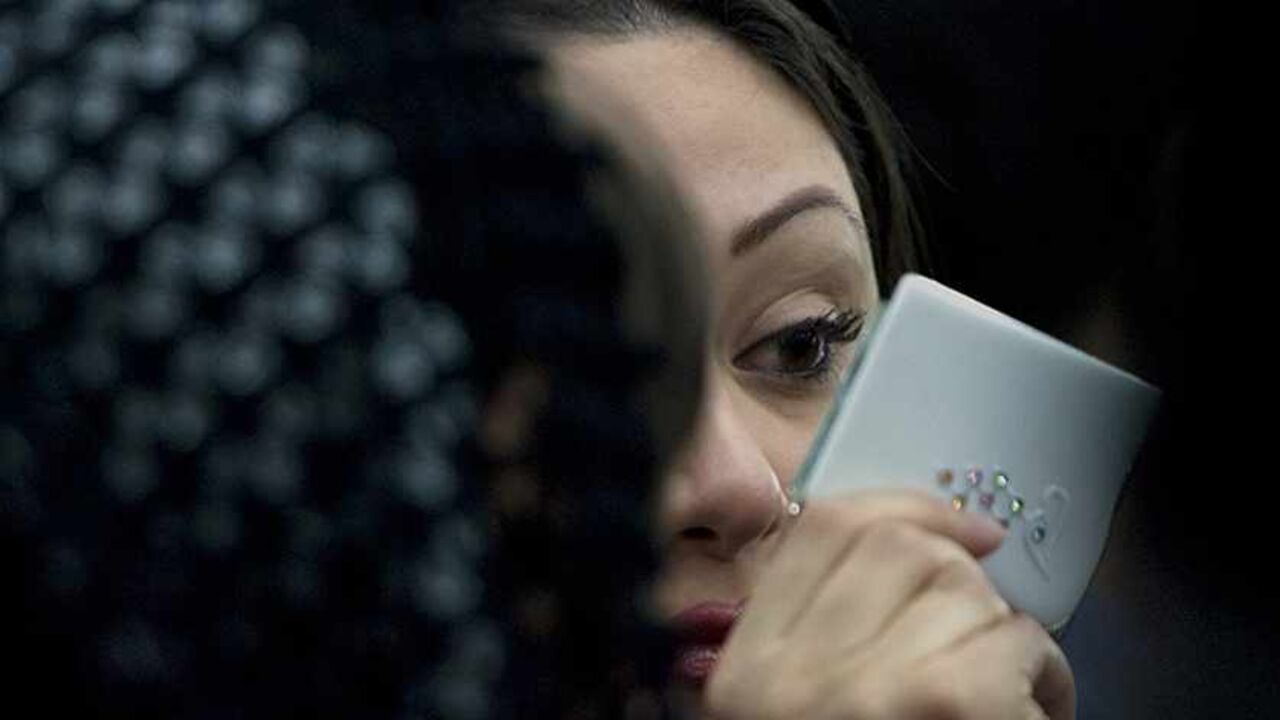 IRAN/ An Iranian woman puts on make up as she waits for a concert by the Iranian singer Hamid Asgari at the Interior Ministry building in Tehran April 24, 2008. REUTERS/Morteza Nikoubazl (IRAN) - RTR1ZUV4
