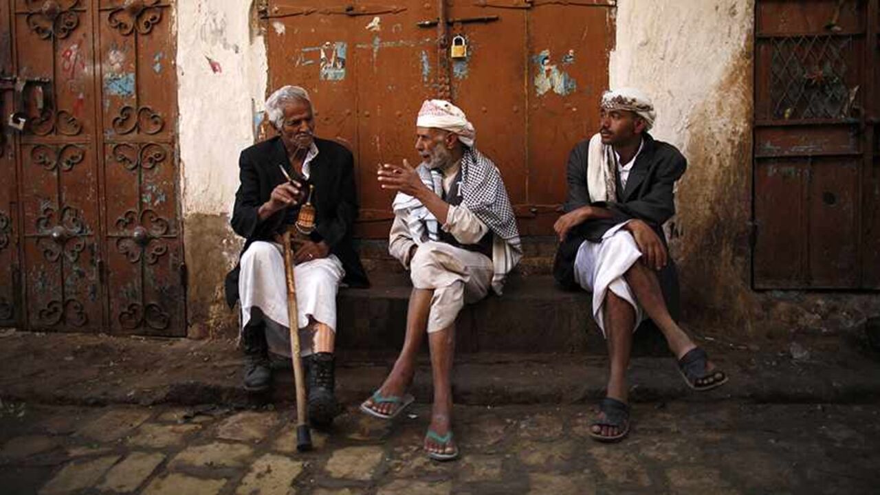 YEMEN/ People chat as they sit at a marketplace in the Old Sanaa city November 18, 2012. REUTERS/Khaled Abdullah (YEMEN - Tags: SOCIETY) - RTR3AK1H