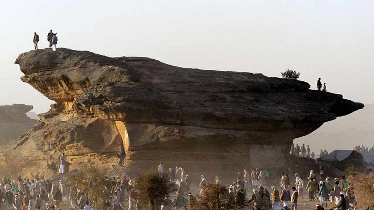 YEMEN/ Dust rises as followers of Yemen's al-Houthi Shi'ite group leave a ceremony held during Eid-e-Milad-ul-Nabi, the birthday celebrations of Prophet Mohammad, in Dhahian of the northwestern Yemeni province of Saada January 24, 2013. REUTERS/Mohamed al-Sayaghi (YEMEN - Tags: CIVIL UNREST POLITICS ANNIVERSARY) - RTR3CWPJ