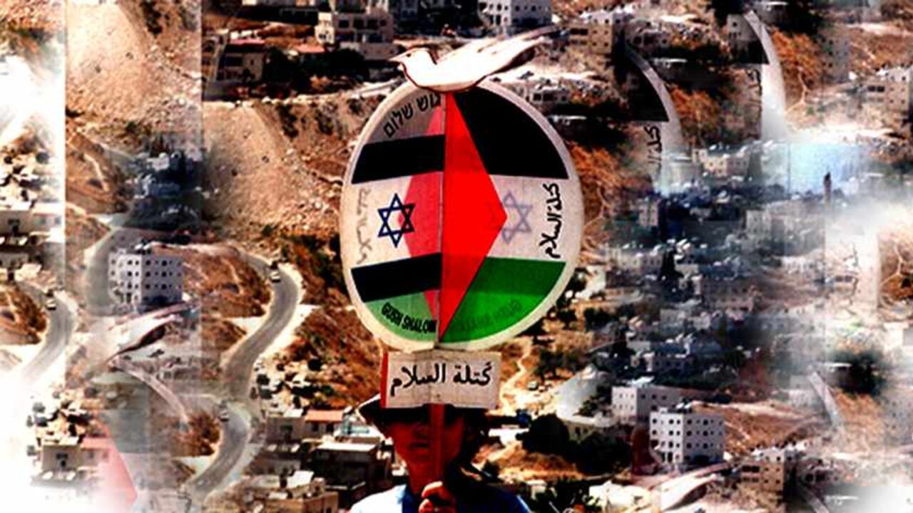 MIDEAST SUMMIT An Israeli woman from the left-wing peace group Gush Shalom, holds a sign with the Israeli and Palestinian flags over the backdrop of Jerusalem July 15. Some 50 Israeli demonstrators came to the village just outside of Jerusalem to show their support for a Palestinan capital in Jerusalem. Hundreds of Palestinians and Israelis demonstrated in a show of support for their leaders who are in the midst of Middle East peact talks aimed at securing a final peace deal by September.
EH - RTR6C32