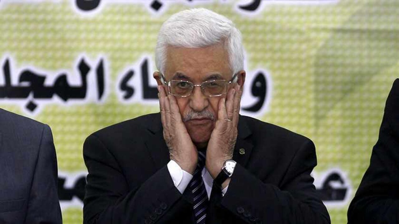 PALESTINIANS/ Palestinian President Mahmoud Abbas prays during a meeting of the Fatah Revolutionary Council in the West Bank city of Ramallah September 1, 2013. REUTERS/Mohamad Torokman (WEST BANK - Tags: POLITICS) - RTX133QU