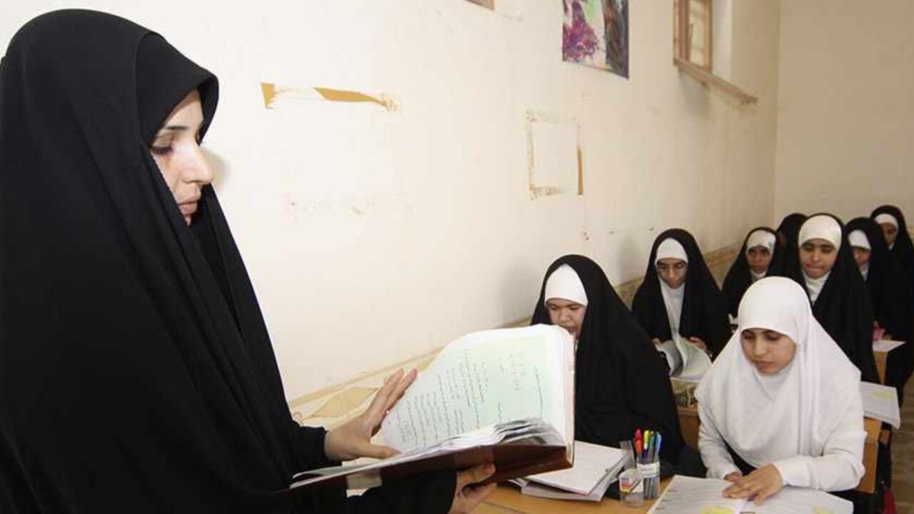 IRAQ/ Students attend a class on the first day of the new school term in Kerbala, 110 km (68 miles) south of Baghdad, September 24, 2013. REUTERS/Mushtaq Muhammed (IRAQ - Tags: EDUCATION SOCIETY) - RTX13Y2I
