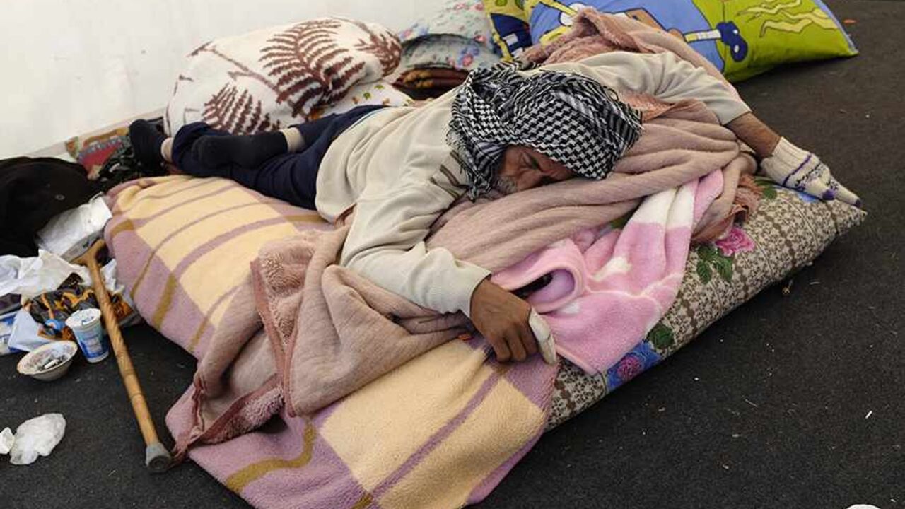 SYRIA-CRISIS/TURKEY-REFUGEES An elderly Syrian Alawite man sleeps in a tent at the courtyard of Pirsultan Abdal Cemevi in Istanbul October 11, 2013. As Syria's conflict takes on an increasingly sectarian dimension, a growing number of those fleeing to Turkey are shunning the refugee camps on its southern border and venturing instead to its major cities, as far from the war as possible. Picture taken October 11, 2013. REUTERS/Murad Sezer (TURKEY - Tags: SOCIETY IMMIGRATION POLITICS CIVIL UNREST CONFLICT) - RTX14L6V