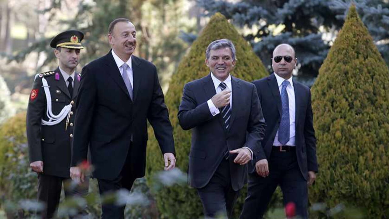 TURKEY-AZERBAIJAN/ Azerbaijan's President Ilham Aliyev (L) and Turkey's President Abdullah Gul (R) attend a welcoming ceremony at the Presidential Palace in Ankara November 12, 2013. REUTERS/Umit Bektas (TURKEY - Tags: POLITICS) - RTX15AC4