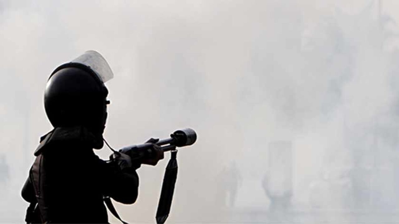 EGYPT-PROTEST/ Riot police clash with Cairo University students, who are supporters of the Muslim Brotherhood and ousted Egyptian President Mohamed Mursi, in front of the main gate of the university in Cairo December 10, 2013. REUTERS/Mohamed Abd El Ghany (EGYPT - Tags: POLITICS CIVIL UNREST) - RTX16CGZ