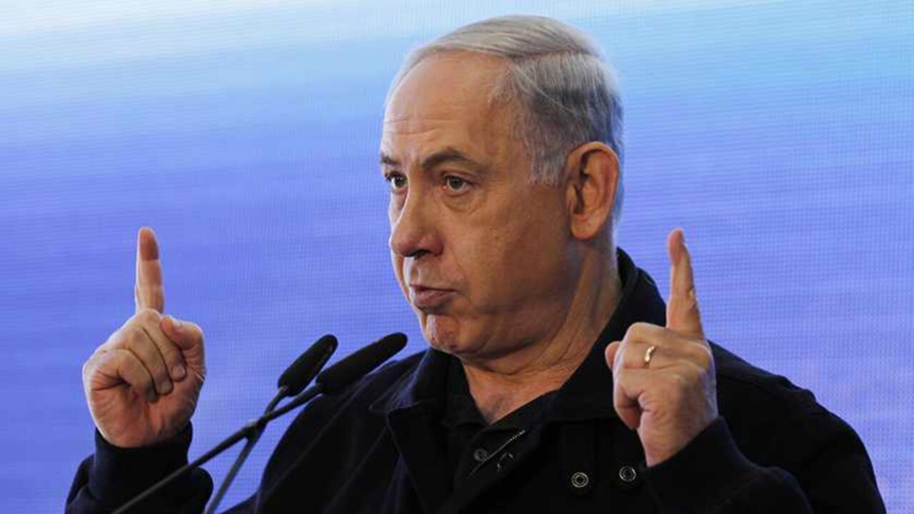 ISRAEL/ Israeli Prime Minister Benjamin Netanyahu gestures as he speaks during an inauguration ceremony of a new train station in the southern town of Sderot, close to the Gaza Strip border December 24, 2013. REUTERS/Amir Cohen (ISRAEL - Tags: HEADSHOT POLITICS) - RTX16T9J