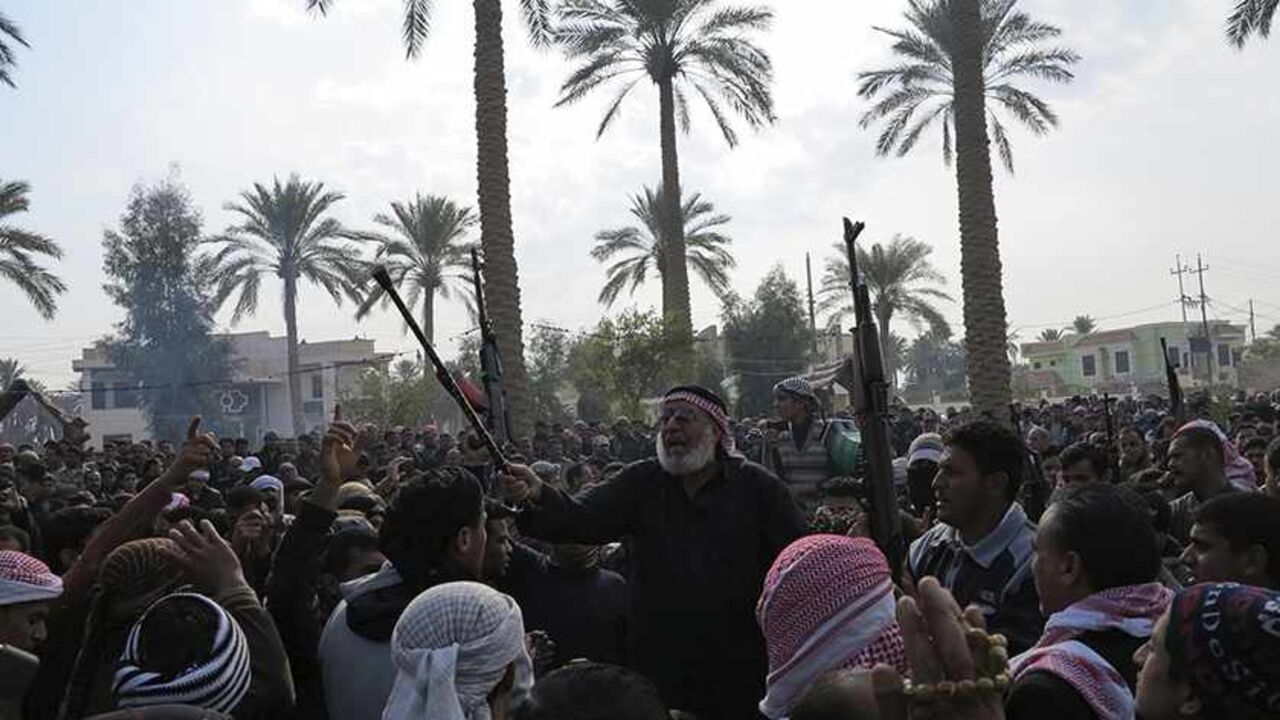 IRAQ-VIOLENCE Residents gather to protest near the house of prominent Sunni Muslim lawmaker Ahmed al-Alwani, in the centre of Ramadi, December 29, 2013. Iraqi security forces arrested Alwani in a raid on his home in the western province of Anbar, sparking clashes in which at least five people were killed, police sources said. Picture taken December 29, 2013. REUTERS/Ali al-Mashhadani (IRAQ - Tags: POLITICS CIVIL UNREST) - RTX16X7L
