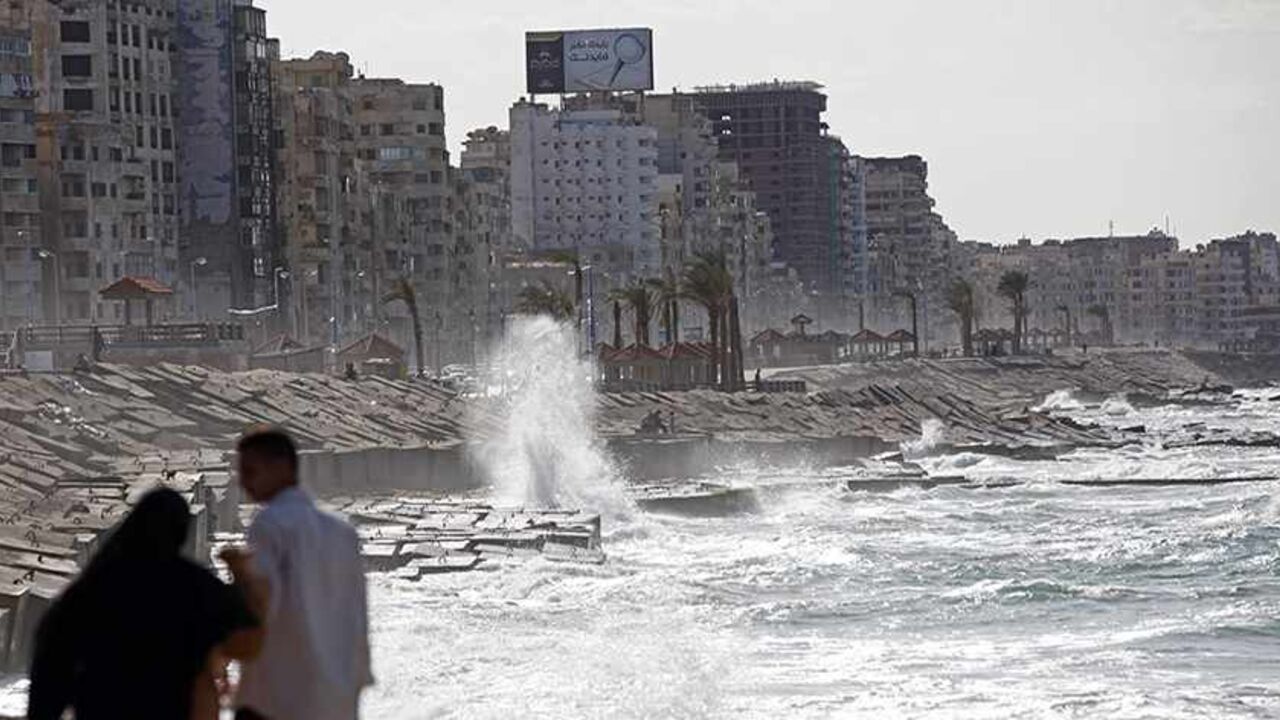 EGYPT A couple walks near the shoreline in Alexandria November 14, 2010. Alexandria, with four million people, is Egypt's second-largest city, an industrial center and a port that handles four-fifths of national trade. It is also one of the Middle East's cities most at risk from rising sea levels due to global warming. REUTERS/Goran Tomasevic (EGYPT - Tags: SOCIETY ENVIRONMENT) - RTXUMHM