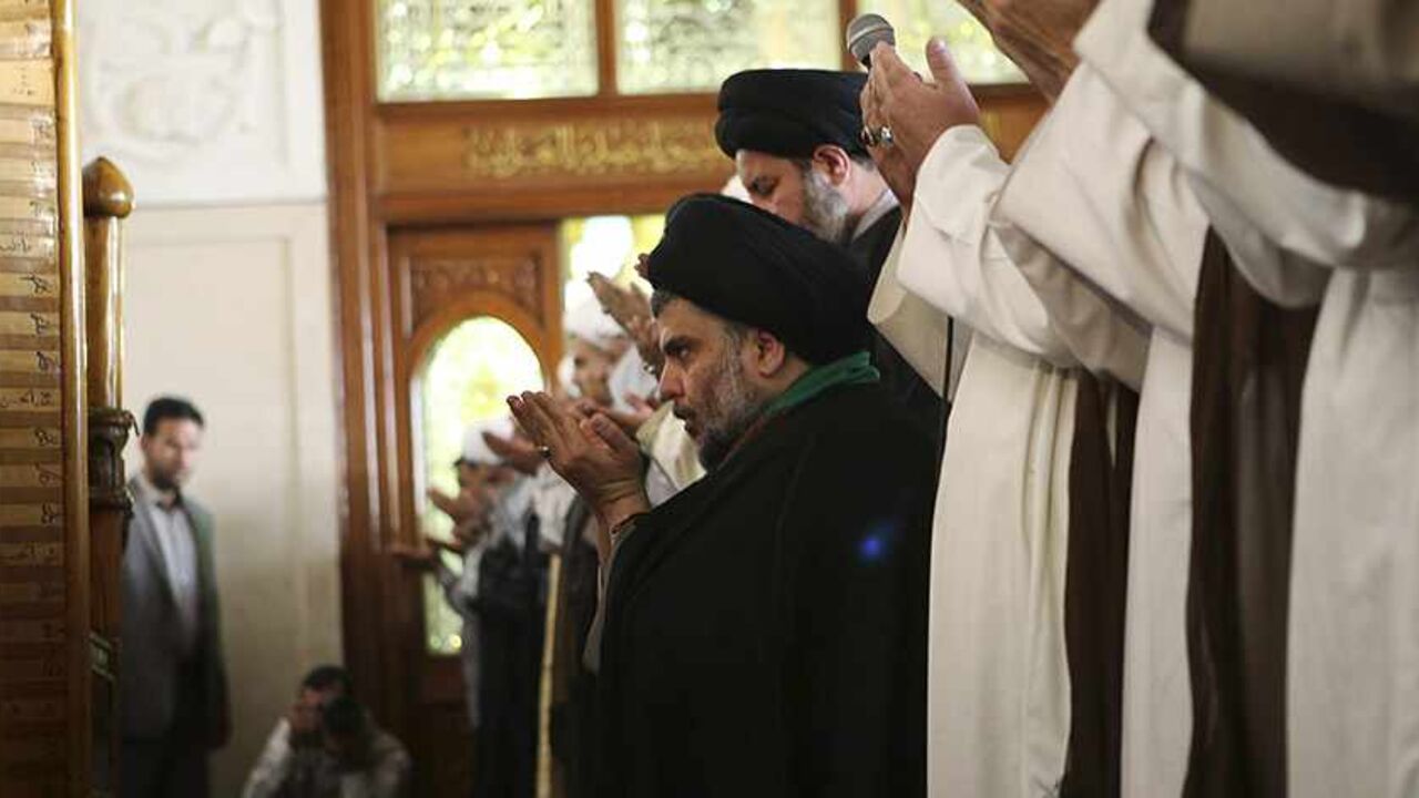 IRAQ/ Iraqi Shi'ite radical cleric Muqtada al-Sadr (C) takes part in Friday prayers at the Kufa mosque near Najaf, 160 km (100 miles) south of Baghdad May 10, 2013. REUTERS/Ahmad Mousa (IRAQ - Tags: RELIGION) - RTXZHC5