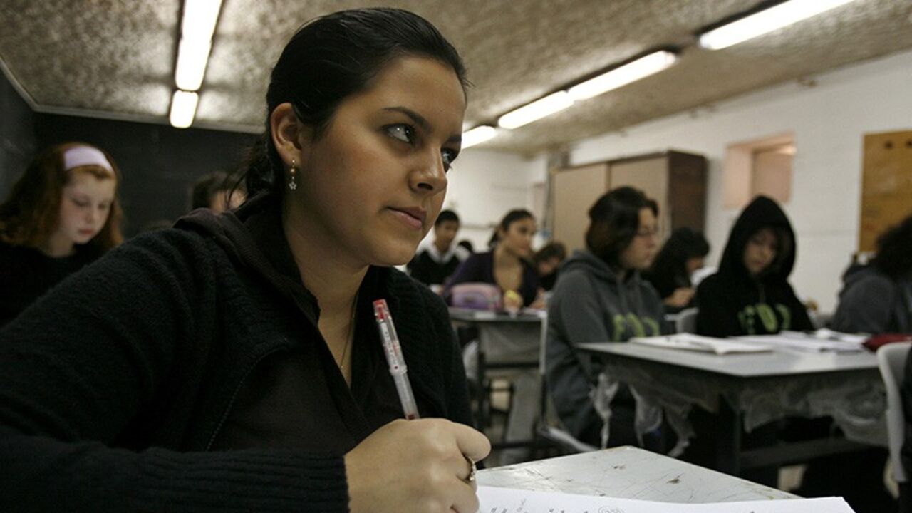 PALESTINIANS-ISRAEL/ An Israeli high school student looks up during class in a bomb shelter in the southern city of Beersheba January 12, 2009. Israeli troops fought fierce gun battles with Hamas fighters on Monday, keeping military pressure on the Islamist group while avoiding urban warfare that would complicate ongoing diplomatic efforts to end the Gaza war. An Israeli military spokesman said army reservists had been thrown into the offensive that Israel launched 17 days ago with the declared aim of ending Hamas cross-border