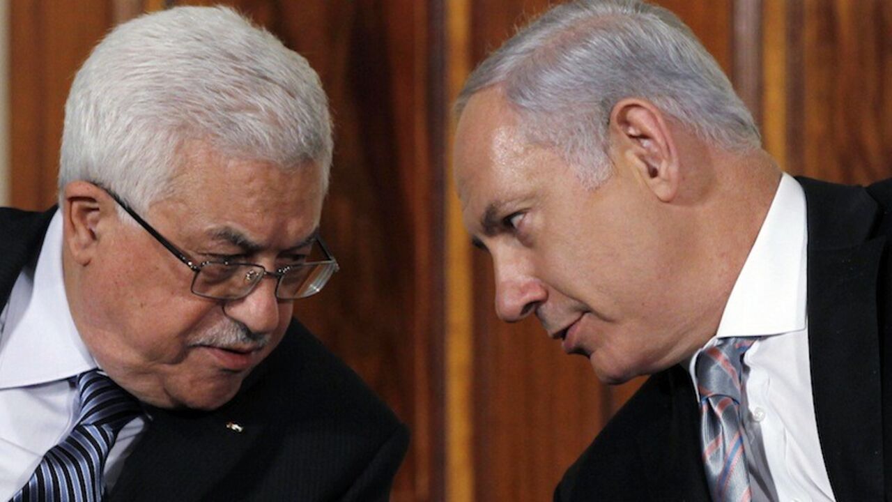 Palestinian President Abbas talks with Israeli Prime Minister Netanyahu, as leaders gathered to deliver a joint statement on Middle East Peace talks at the White House Palestinian President Mahmoud Abbas (L) talks with Israeli Prime Minister Benjamin Netanyahu, as leaders gathered to deliver a joint statement on Middle East Peace talks in the East Room of the White House in Washington September 1, 2010. REUTERS/Jason Reed (UNITED STATES - Tags: POLITICS) - RTR2HTDF