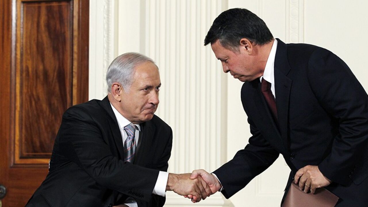 PALESTINIANS-ISRAEL Jordan's King Abdullah II (R) greets Israeli Prime Minister Benjamin Netanyahu, as leaders gathered to deliver a joint statement on Middle East Peace talks in the East Room of the White House in Washington September 1, 2010. REUTERS/Jason Reed (UNITED STATES - Tags: POLITICS) - RTR2HTER