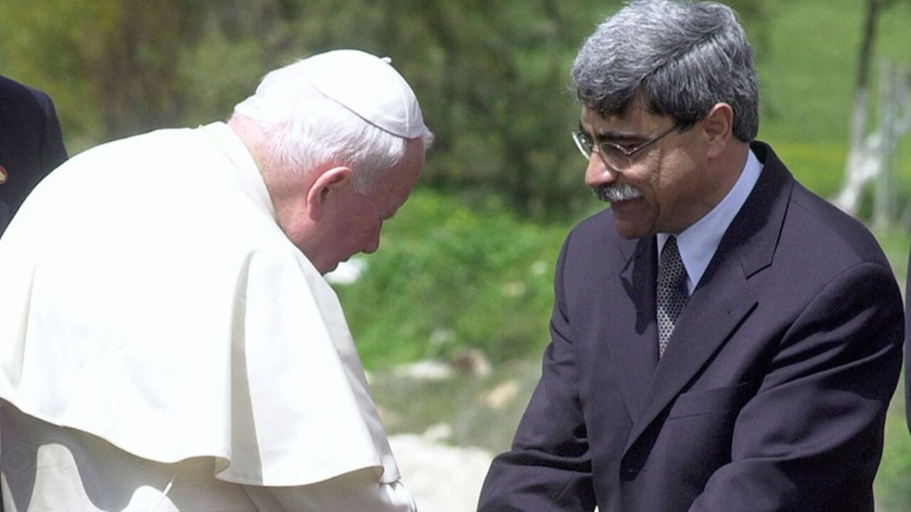 POPE HOLYLAND Nazareth Mayor Ramez Jarrisi bids farewall to Pope John Paul II, as the pontiff departs after giving mass at the Basilica of the Annunciation, in the birthplace of Jesus March 25. The pontiff was on the penultimate day of a six-day pilgrimage.
EH/GB - RTR2KBD
