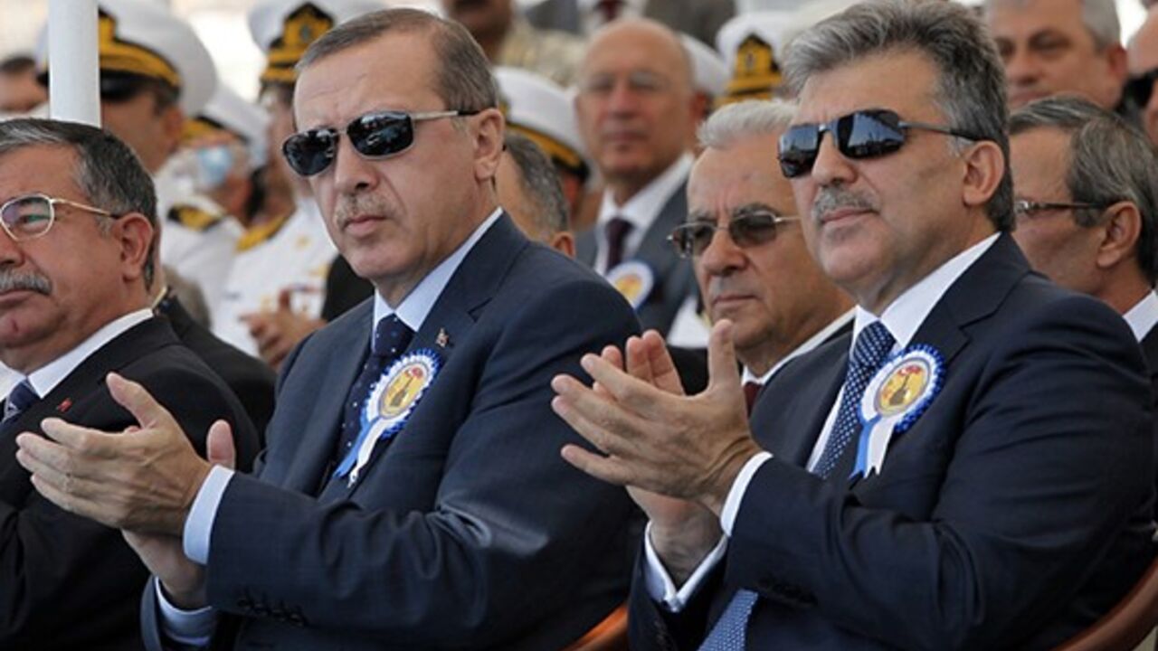 TURKEY/ Turkey's President Abdullah Gul (R) and Turkey's Prime Minister Recep Tayyip Erdogan attend a delivery ceremony for the first nationally designed combat ship TCG Heybeliada at the Tuzla Naval shipyard in Istanbul September 27, 2011. REUTERS/Osman Orsal (TURKEY - Tags: POLITICS MILITARY) - RTR2RWLG