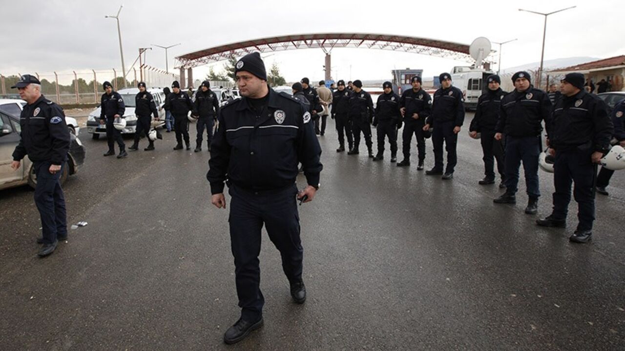 TURKEY-SYRIA/ Turkish riot police stand guard at the Oncupinar border crossing to stop demonstrators in the Turkish-Syrian border town of Kilis, Gaziantep province, January 12, 2012. REUTERS/Umit Bektas (TURKEY - Tags: POLITICS CIVIL UNREST) - RTR2W6OR