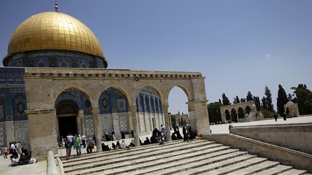 PALESTINIANS-ISRAEL/AL-AQSA People visit the compound known to Muslims as Noble Sanctuary and to Jews as Temple Mount in Jerusalem's Old City, where the Dome of the Rock (L) and Al-Aqsa mosque (not seen) stand May 18, 2012. The grand mosques in Mecca and Medina, the two holiest in Islam, draw millions of pilgrims annually. Al-Aqsa, the last of the three sacred sites the Prophet Mohammad urged Muslims to visit, sees only a few thousand foreign worshippers a year. Picture taken May 18, 2012. REUTERS/Ammar Awad (JERUSALEM - Tags: POLITIC