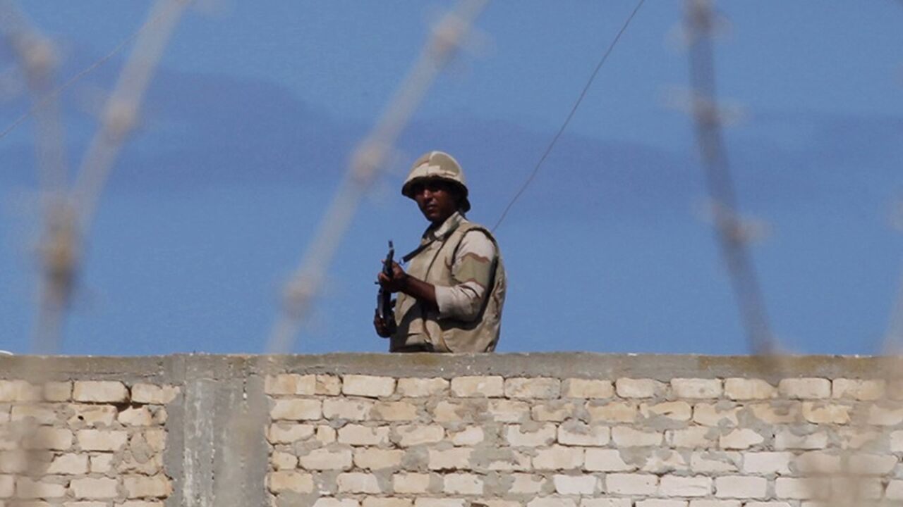 EGYPT-SINAI/ An Egyptian soldier guards the border between Egypt and southern Gaza Strip September 16, 2013. The Egyptian army is clearing buildings deemed a security threat at a distance of up to one km (0.6 miles) from the Gaza border, an army spokesman said on Sunday, accusing groups in the Hamas-run territory of mounting joint attacks with Sinai militants. REUTERS/Ibraheem Abu Mustafa (EGYPT - Tags: POLITICS MILITARY) - RTX13N6S