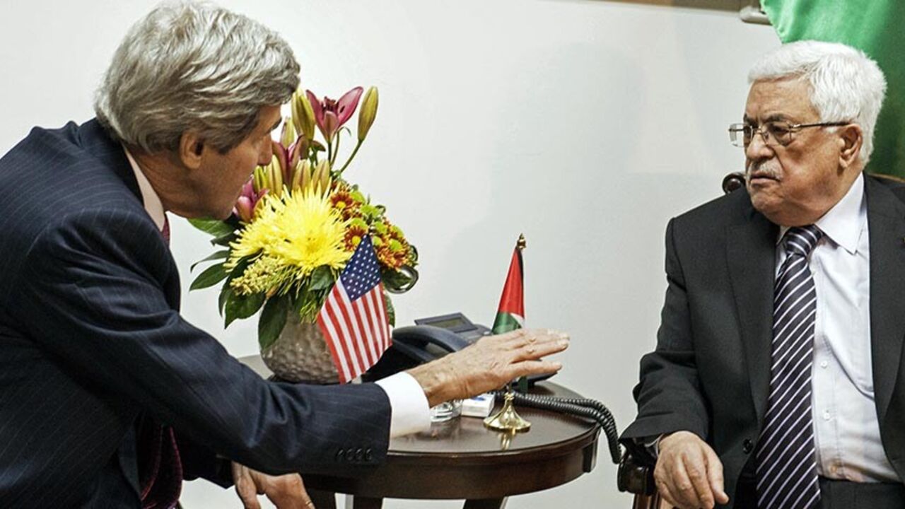 ISRAEL-PALESTINIANS/KERRY U.S. Secretary of State John Kerry (L) and Palestinian President Mahmoud Abbas talk at a meeting at the presidential compound in the West Bank city of Ramallah January 4, 2014. REUTERS/Brendan Smialowski/Pool (WESTBANK) - RTX171OW