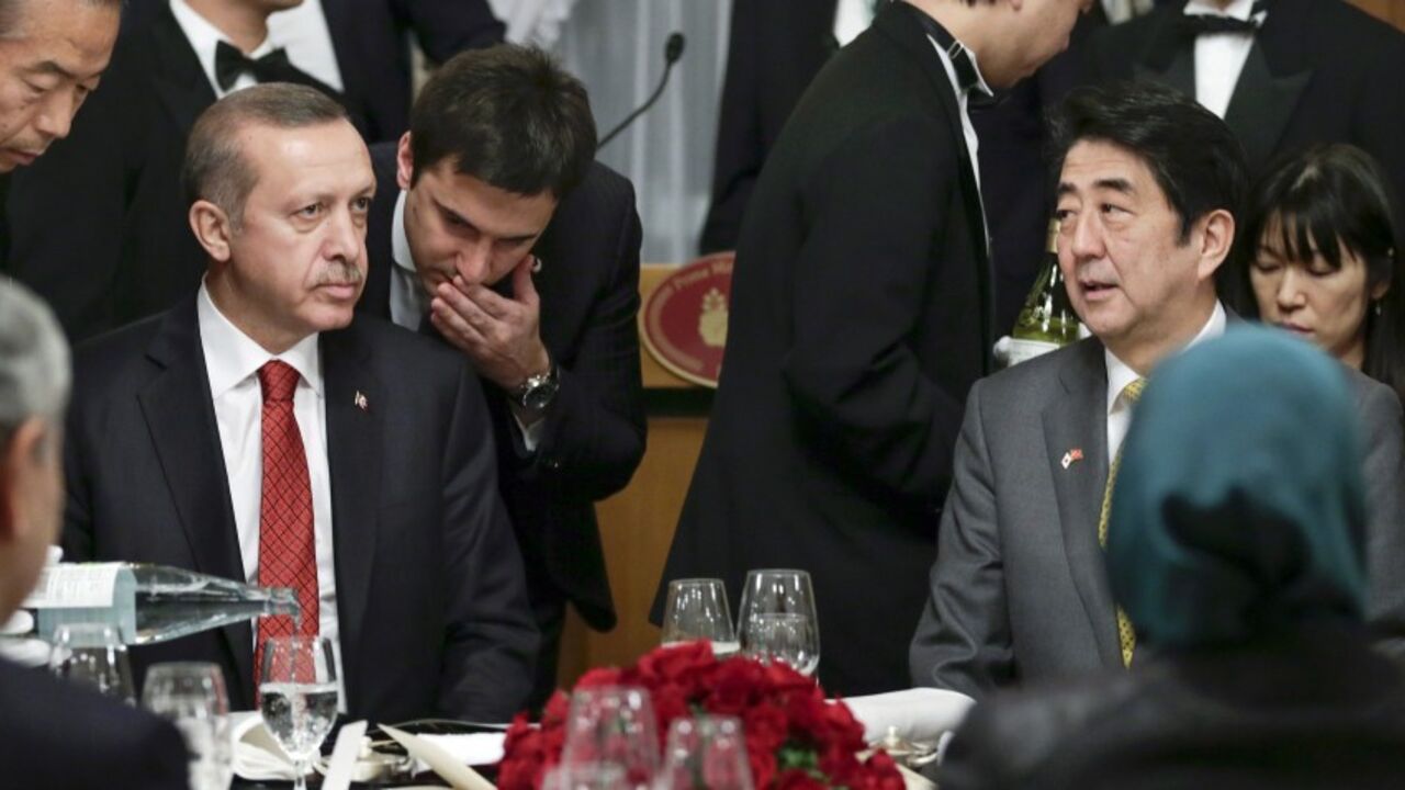 TURKEY-ECONOMY Turkey's Prime Minister Tayyip Erdogan (2nd L) talks with Japan's Prime Minister Shinzo Abe during a banquet hosted by Abe at the state guest house in Tokyo January 7, 2014. Turkish Prime Minister Tayyip Erdogan on Tuesday blamed Ankara's widening current-account deficit on large gas and oil imports and said the gap would not pose a threat to the country "for the next four or five years". REUTERS/Kimimasa Mayama/Pool (JAPAN - Tags: POLITICS) - RTX1754P