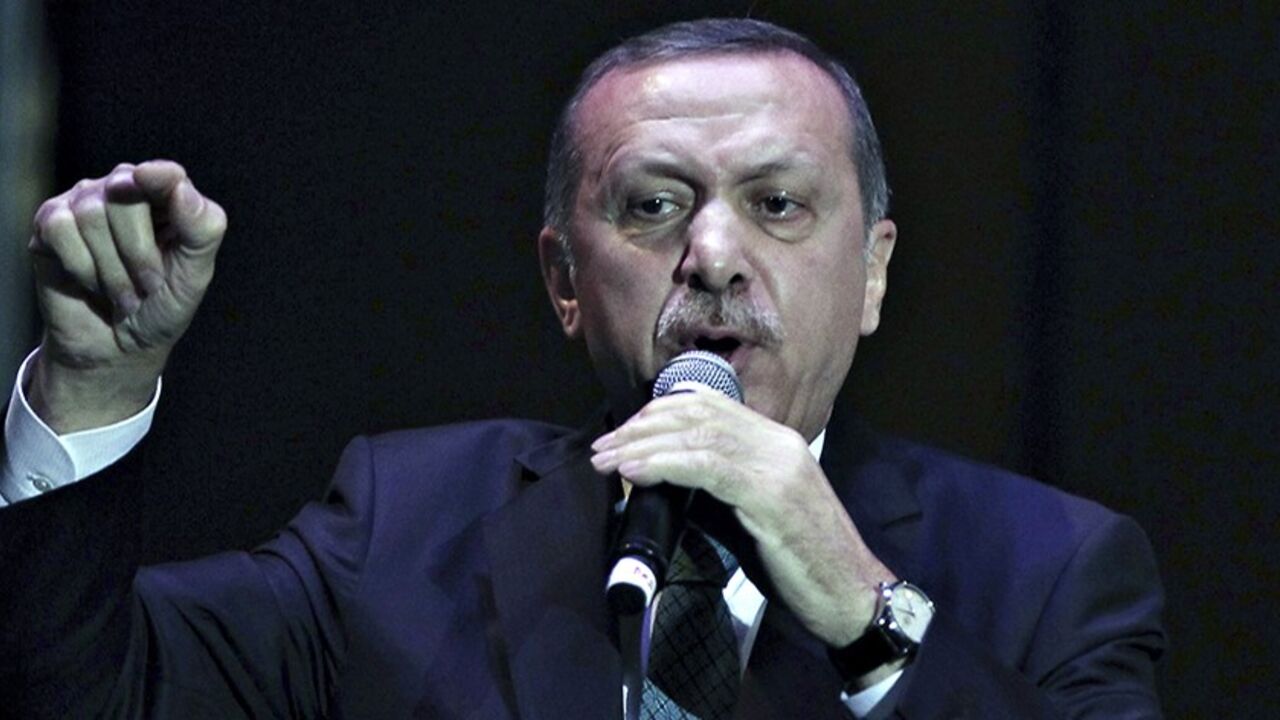 TURKEY-CORRUPTION/ Turkey's Prime Minister Tayyip Erdogan addresses a meeting in Istanbul January 17, 2014. REUTERS/Osman Orsal (TURKEY - Tags: POLITICS) - RTX17IEC
