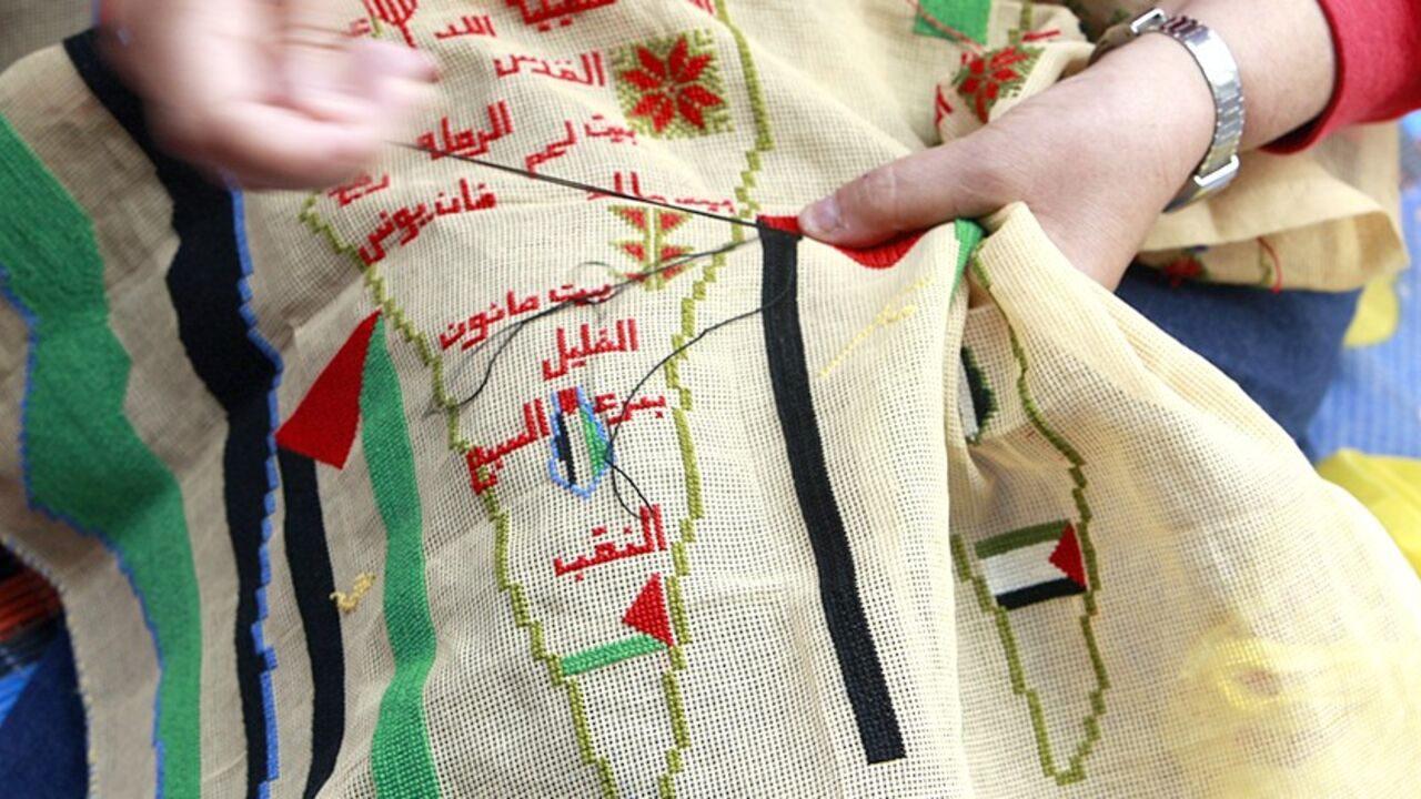 LEBANON/ A Palestinian woman embroiders a map of Palestine to mark the 61st anniversary of Nakba at the Burj al-Barajneh refugee camp in Beirut May 15, 2009. Palestinians mark Nakba as a day of mourning for the establishment of Israel in 1948 after which an Arab-Israeli war brought the displacement of hundreds of thousands of Palestinians. REUTERS/Jamal Saidi (LEBANON ANNIVERSARY POLITICS) - RTXH51I