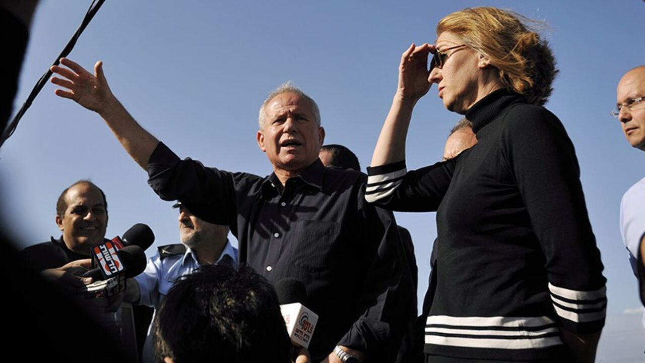 ISRAEL/ Israel's Foreign Minister Tzipi Livni (3rd R) and Minister of Internal Security Avi Dichter (4th R) speak to the media during a visit to an observation point that overlooks Gaza, near Kibbutz Zikim just outside the Gaza Strip, December 9, 2008. REUTERS/Amir Cohen (ISRAEL) - RTR22EZN