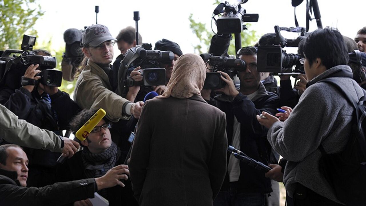 PALESTINIANS-ISRAEL/FOREIGNERS A Russian woman married to a Palestinian speaks to the media at the Erez border crossing after leaving the Gaza Strip January 2, 2009. Israel allowed 443 foreigners living in the Gaza Strip to leave on Friday, a defence official said on Thursday as Israeli forces attacked the Hamas-controlled territory for a sixth day. REUTERS/Amir Cohen (ISRAEL) - RTR22ZOO