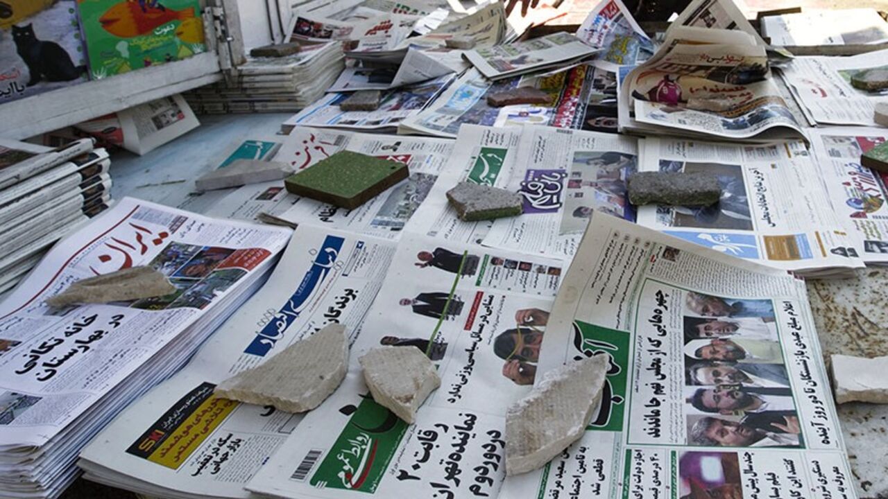 IRAN EDITORS' NOTE: Reuters and other foreign media are subject to Iranian restrictions on leaving the office to report, film or take pictures in Tehran.
A man looks at newspapers at a news stand in Tehran March 4, 2012. Hardliners allied with Iran's Supreme Leader Ayatollah Ali Khamenei maintained their lead in the country's parliamentary vote, with partial results on Sunday showing supporters of the president trailing behind. REUTERS/Raheb Homavandi (IRAN - Tags: POLITICS ELECTIONS) - RTR2YTIX