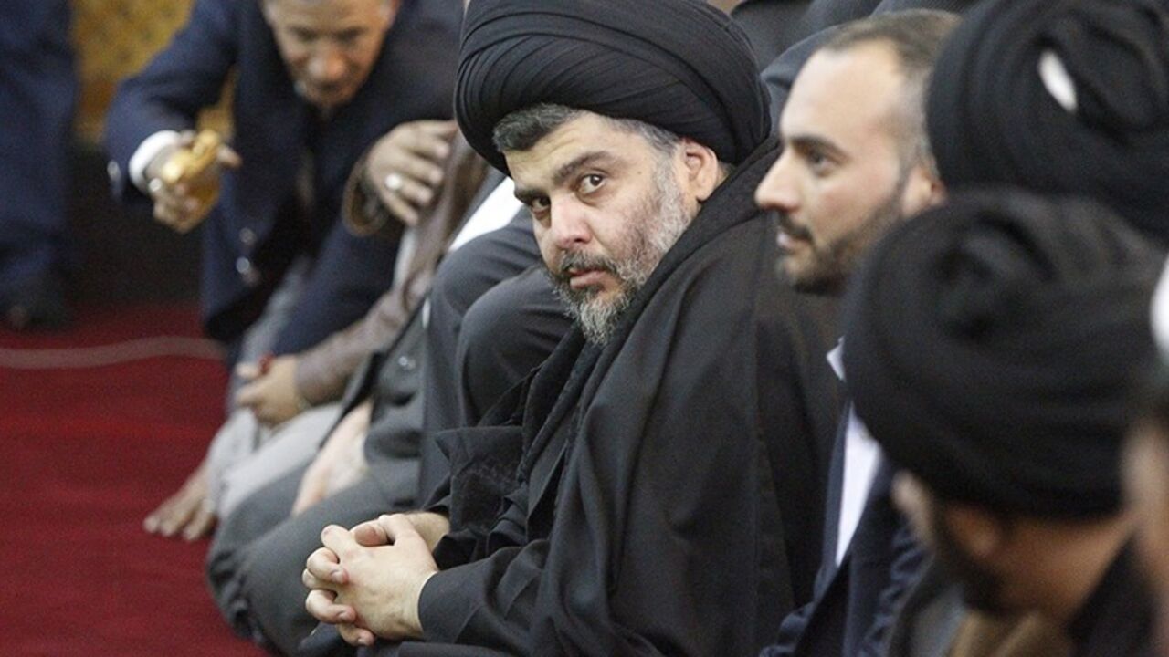 IRAQ/ Iraqi Shi'ite cleric Moqtada al-Sadr (C) takes part in Friday prayers participated by Sunni and Shi'ite Muslim worshippers in a gesture of unity at the Abdul Qadir Gilani Mosque in Baghdad January 4, 2013. REUTERS/Thaier Al-Sudani (IRAQ - Tags: RELIGION) - RTR3C3HZ