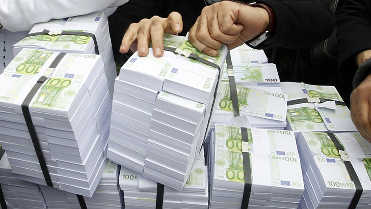 TURKEY-PROTEST/ Supporters of Turkey's main opposition Republican People's Party (CHP) put a stack of fake bills on display during a protest against Turkey's ruling Ak Party (AKP) and Prime Minister Tayyip Erdogan in Istanbul February 26, 2014. The protest came after Erdogan accused political enemies of faking a recording of a phone conversation suggesting he had warned his son to hide large sums of money as the graft inquiry erupted. REUTERS/Osman Orsal (TURKEY - Tags: POLITICS CIVIL UNREST) - RTR3FQOY